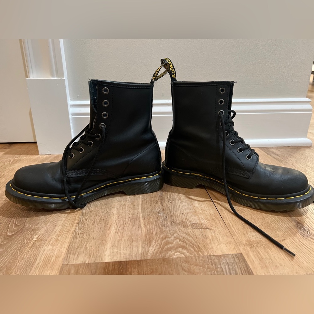 WOMANS DOC MARTINS
